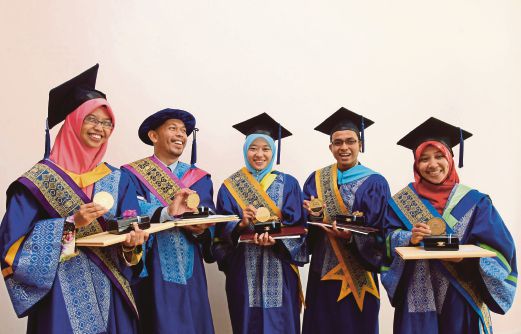 LIMA pelajar USIM menerima anugerah keseluruhan dan hadiah konvokesyen ke-12, (dari kiri) Nur Sakinah Nabilah Nor Saeran, Yusof Yaacob, Syuhadah, Iqmal dan Nurul Hidayah Mohd Anas.