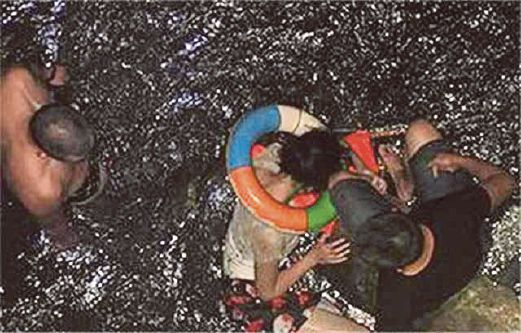 LIU (dua dari kanan) diselamatkan di Sungai Yiwu. 