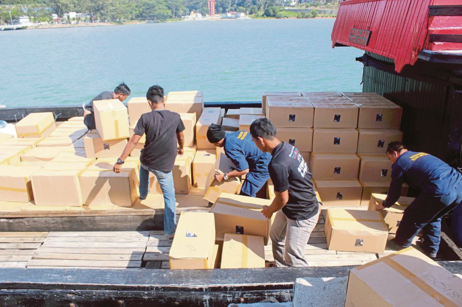 ANGGOTA Maritim Wilayah Selatan merampas rokok seludup dari kapal KM Karjaya Jaya bernilai RM5.3 juta di Agensi Penguatkuasaan Maritim Malaysia Daerah Maritim 7 Tanjung Sedili, Kota Tinggi.