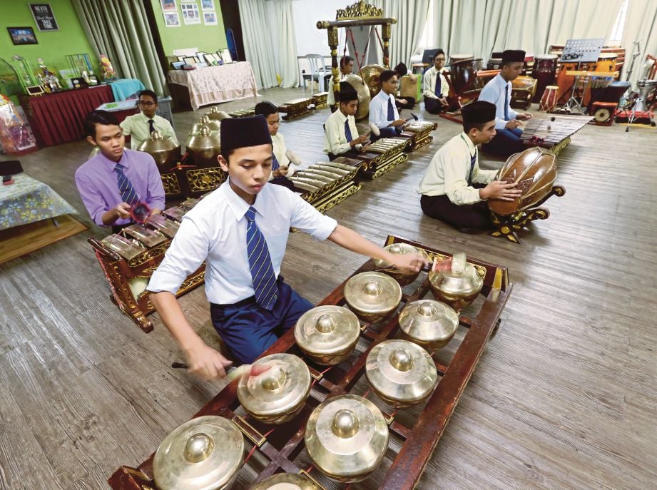 PELAJAR berpeluang belajar bermain alat muzik tradisional.
