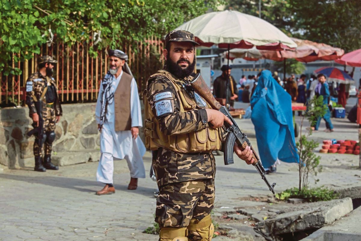 ANGGOTA pasukan keselamatan Taliban dilihat melakukan rondaan di sekitar kawasan tumpuan  selepas mereka mengambil alih kerajaan Afghanistan menyebabkan negara itu kini kembali menjadi perhatian dunia.
