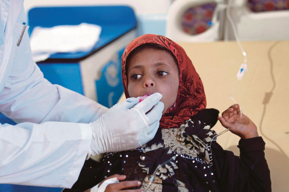 SEORANG kanak-kanak Yaman disyaki dijangkiti taun menerima rawatan di sebuah hospital di Sanaa.    - AFP