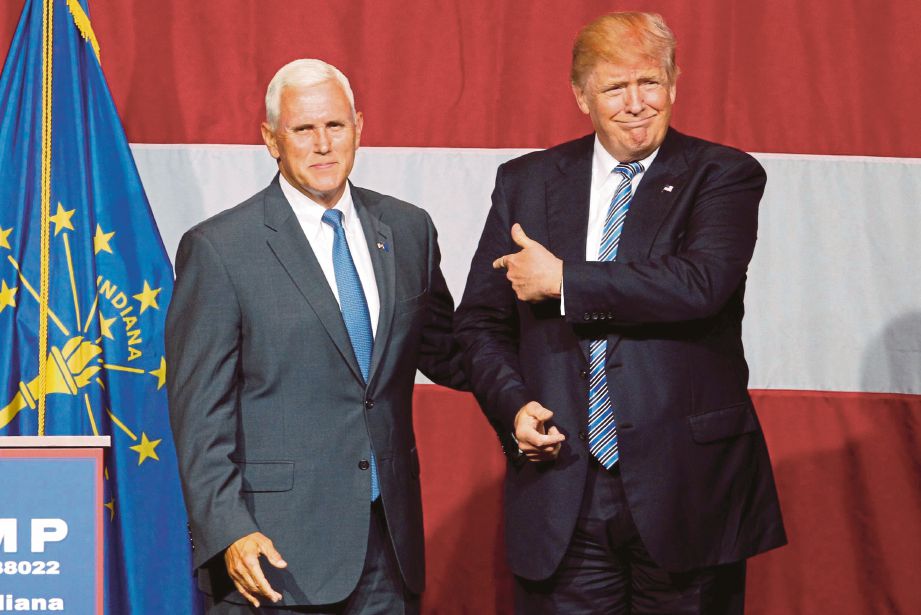TRUMP (kanan) dan Pence ketika bakal calon Parti Republikan itu berkempen di Westfield, Indiana, Amerika Syarikat, kelmarin. - Agensi  