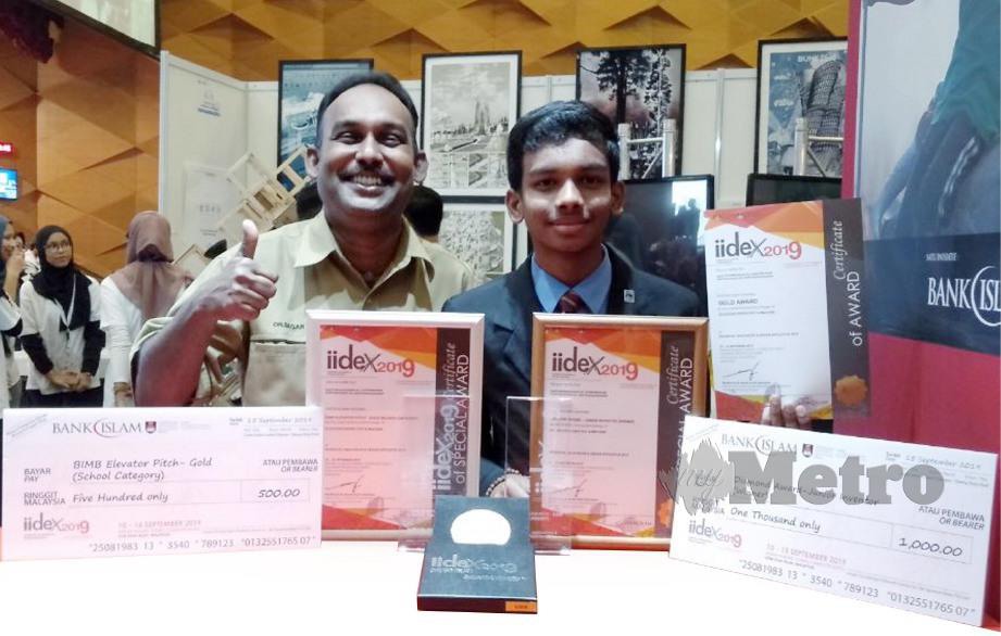 KARTHIKGESAN  bersama bapanya meraikan kejayaan selepas memenangi tiga anugerah utama dalam Pertandingan IIDEX 2019  di UiTM Shah Alam.