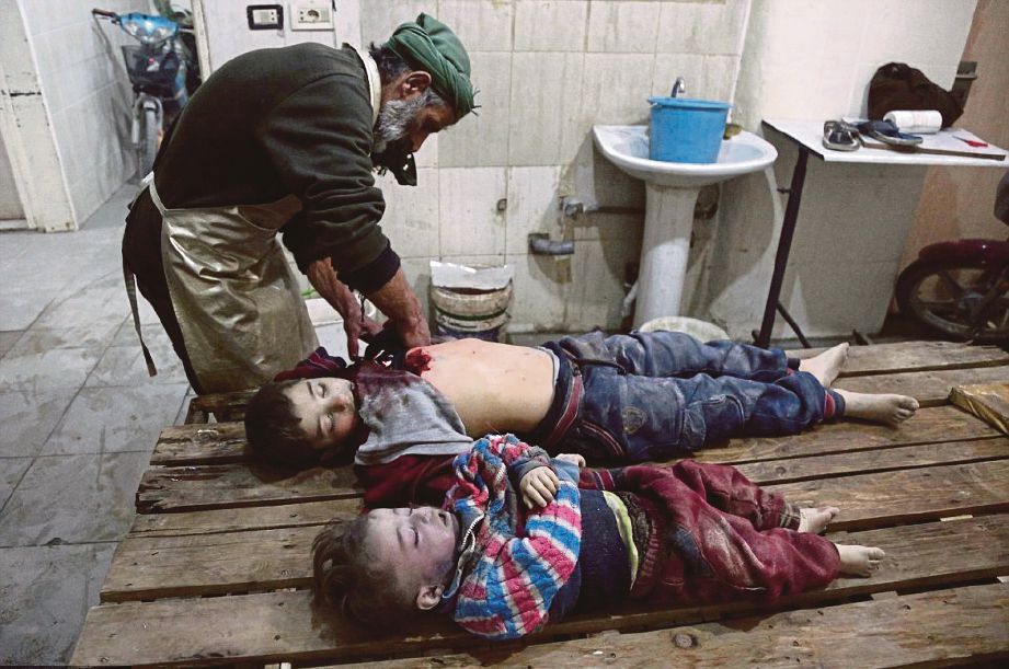 Mayat dua kanak-kanak Syria di  klinik sementara sebelum dikebumikan. - AFP