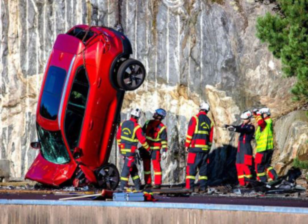 PASUKAN penyelamat melihat kenderaan dalam simulasi kemalangan dikendalikan Volvo. FOTO Agensi