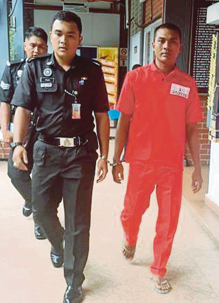 MOHD Azwan mengaku merompak seorang lelaki dengan pedang di Mahkamah Sesyen Kota Bharu, semalam.