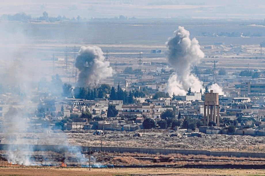 GAMBAR yang dirakam kelmarin menunjukkan kepulan asap di bandar Ras al-Ain, Syria akibat bedilan tentera Turki. FOTO AFP