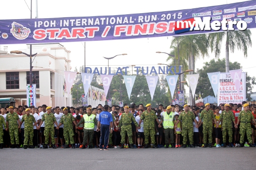 PESERTA Ipoh International Run 2015 bersedia memulakan larian di hadapan Stadium Indera Mulia. FOTO Supian Ahmad