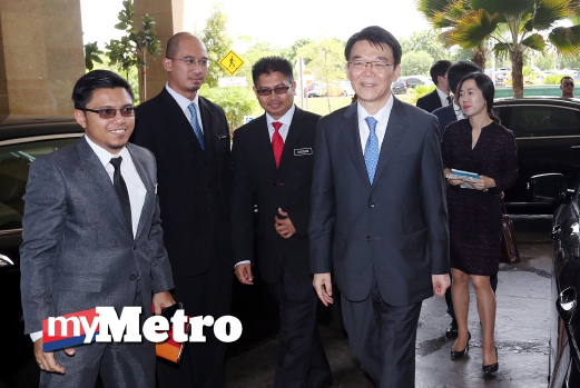 MENTERI Tanah, Infrastruktur dan Pengangkutan Korea Selatan, Kang Hoin tiba di perkarangan Kementerian Pengangkutan untuk bertemu Menteri Pengangkutan, Datuk Seri Liow Tiong Lai di Putrajaya. FOTO Fariz Iswadi Ismail