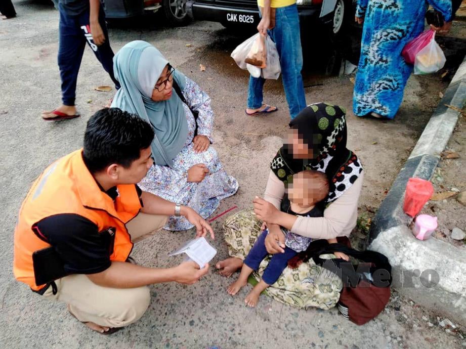 JKM negeri memeriksa dokumen pengemis Rohingya dalam satu Operasi Khas Menyelamat Orang Papa Ramadan di Kuala Terengganu.