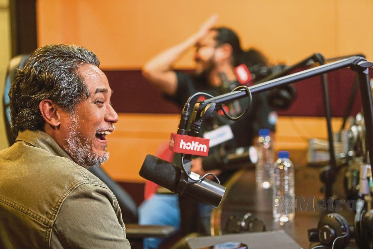 Khairy Jamaluddin deejay Hot FM. FOTO Aswadi Alias