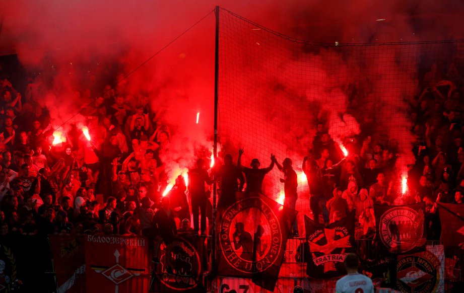 PENYOKONG Spartak Moscow nyalakan suar. -FOTO/REUTERS