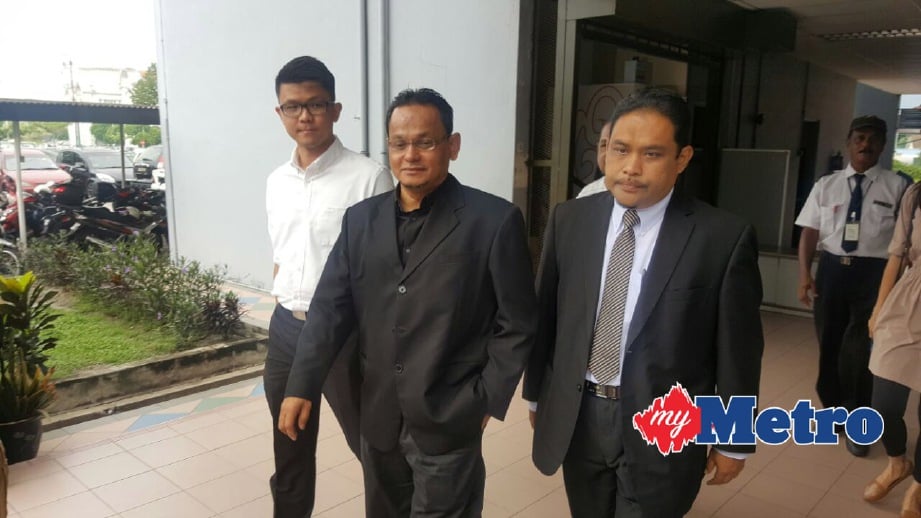 MOHAMMAD Anuar (tengah) hadir di Mahkamah Sesyen Ipoh. FOTO Mohd Hafizee Mohd Arop