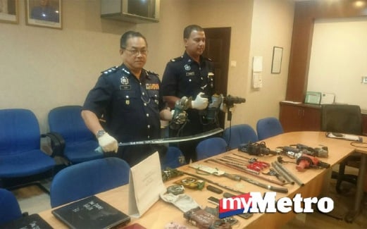 CHANG Keong menunjukkan peralatan yang dirampas daripada suspek. FOTO Mohd Nazrulaswad Hamdan
