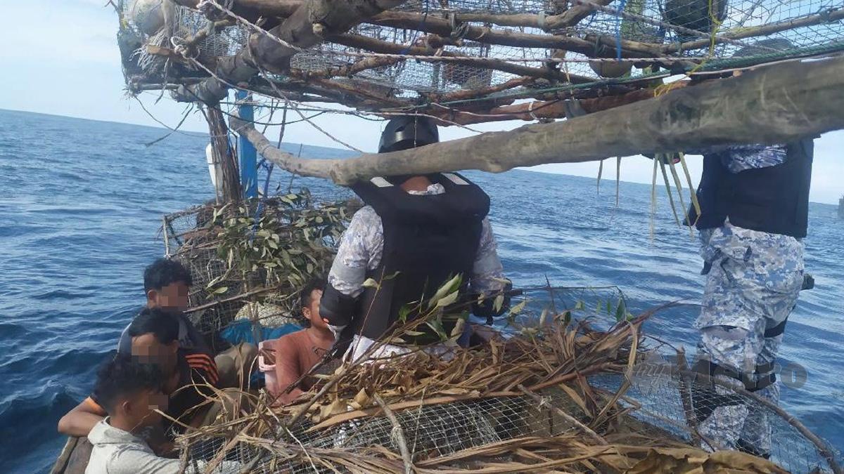 ANGGOTA TLDM membuat pemeriksaan bot nelayan Indonesia yang menceroboh perairan negara. FOTO ihsan TLDM