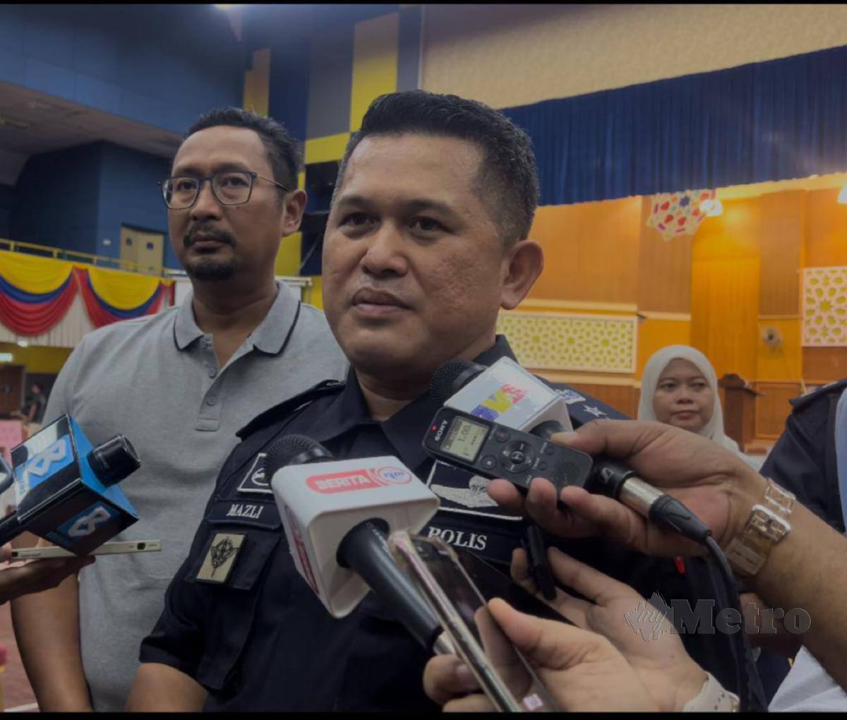 Ketua Polis Terengganu, Datuk Mazli Mazlan ketika ditemui pemberita selepas meninjau Pusat Penamaan Calon Pilihan Raya Kecil (PRK) Kemaman di Dewan Berlian Utama Majlis Perbandaran Kemaman, 17 November lalu.  FOTO ARKIB NSTP