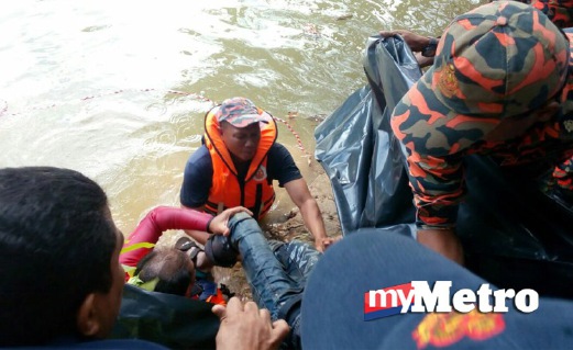 MAYAT mangsa ditemui pasukan penyelamat. Foto Zuliaty Zulkiffli