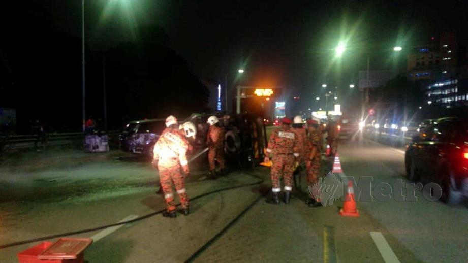 LORI terbalik dalam kemalangan membabitkan empat kenderaan di Lebuhraya Persekutuan berhampiran pintu gerbang Kota Darul Ehsan. FOTO ihsan Polis