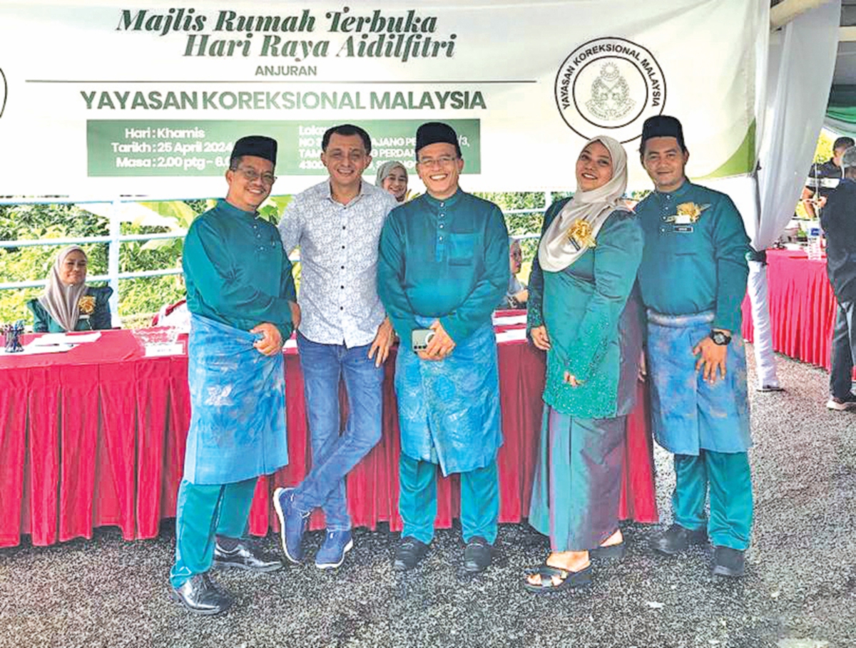 AHMAD Idham bersama Exco Penempatan Dan Pekerjaan, Yayasan Koreksional Malaysia, Wan Ramzan Wan Ahmad (kiri) dan Ahli Jawatankuasa Yayasan Koreksional Malaysia.
