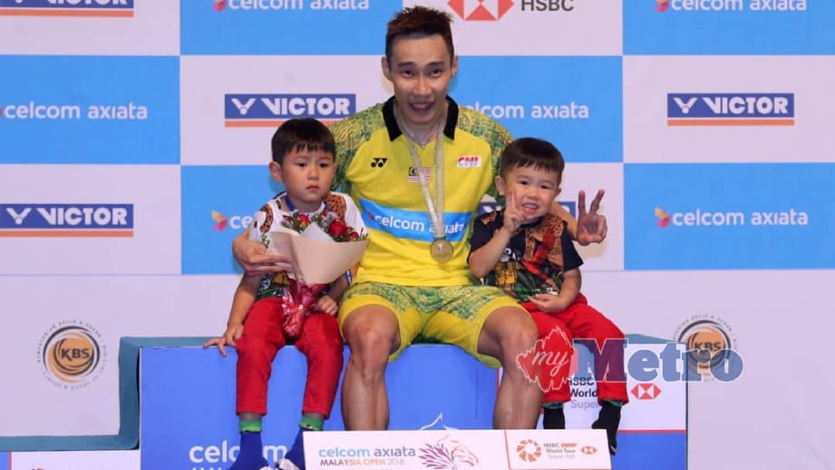 LEE Chong Wei meraikan kemenangan bersama anak anaknya. FOTO Eizairi Shamsudin