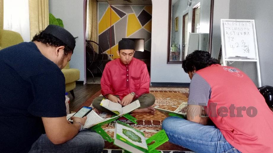 MUHAMMAD Asyraf ditugaskan untuk mengajar orang ramai yang mahu belajar al-Quran secara percuma di rumah mengaji milik bekas pemain pertahanan Kedah, Azmeer Yusof di Tongkang Yard, Alor Setar.FOTO Noorazura Abdul Rahman