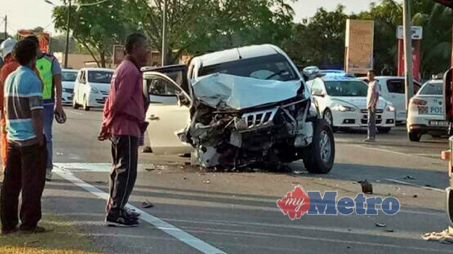 KEMALANGAN maut  membabitkan dua kenderaan di Jalan Pantai Kuala Terengganu-Kampung Raja. FOTO Nurul Fatihah Sulaini