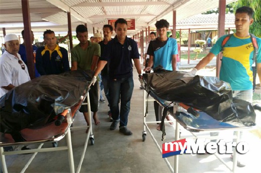KAKITANGAN hospital dan orang ramai membawa mayat dua nelayan ke Hospital Besut untuk bedah siasat. FOTO Mohammad Ishak