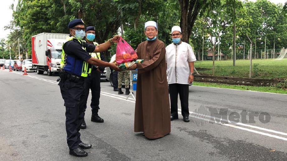 ALOR SETAR 17 APRIL 2020.Mufti Kedah, Datuk Syeikh Fadzil Awang(dua kanan) menyampaikan sumbangan kepada anggota keselamatan yang bertugas di di sekatan jalan raya (SJR) di Taman Rakyat, Mergong di sini,hari ini.STR/NOORAZURA ABDUL RAHMAN