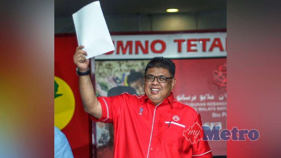 AB Rauf menunjukkan nama-nama calon yang bertanding ketika sidang media penamaan calon Pemilihan UMNO. FOTO Aswadi Aslias