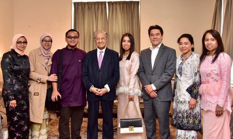 DR Mahathir (empat kiri) bertemu dengan Ahmad Safiuddin (tiga kiri) serta dan Dr Nur Amalina (empat kanan) dan doktor bedah plastik pediatrik dan craniofacial, Dr Juling Ong (tiga kanan). FOTO Facebook Ahmad Safiuddin Ahmad Razak
