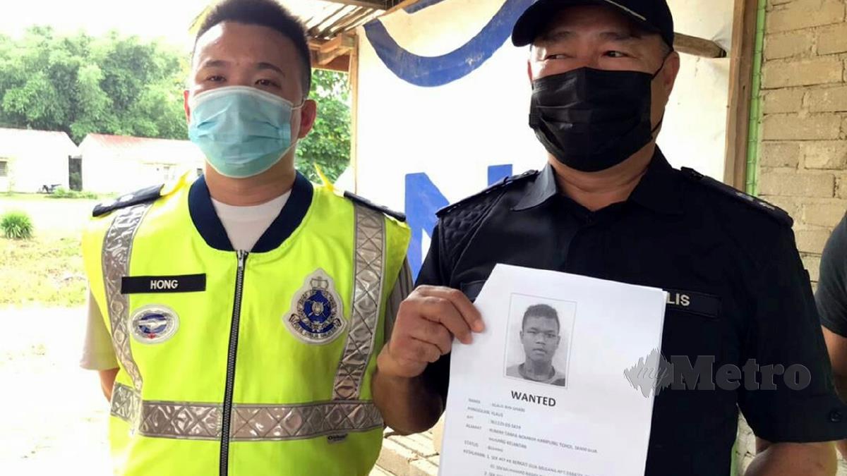 SIK (kanan) menunjukkan gambar suspek yang diburu bagi membantu siasatan kes pecah rumah guru SK Pos Tohoi. FOTO Ramli Ibrahim
