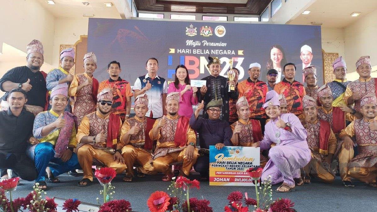 YEOH (belakang, enam kiri) menyampaikan Anugerah Perdana Belia Negara kepada barisan pemenang. FOTO Siti Rohana Idris