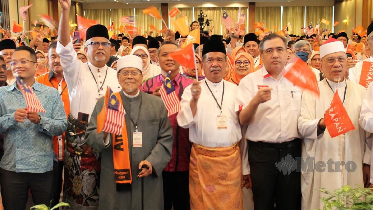 PRESIDEN Amanah Mohamad Sabu (tengah) bersama sebahagian perwakilan pada Konvensyen Amanah Nasional 2022. FOTO Mohd Amin Jalil