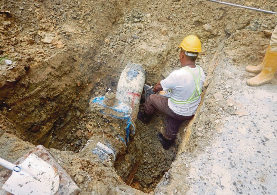 penyambungan paip   melalui tangki sedutan  untuk  aktiviti curi air di sebuah tapak pembinaan di Temiang.  