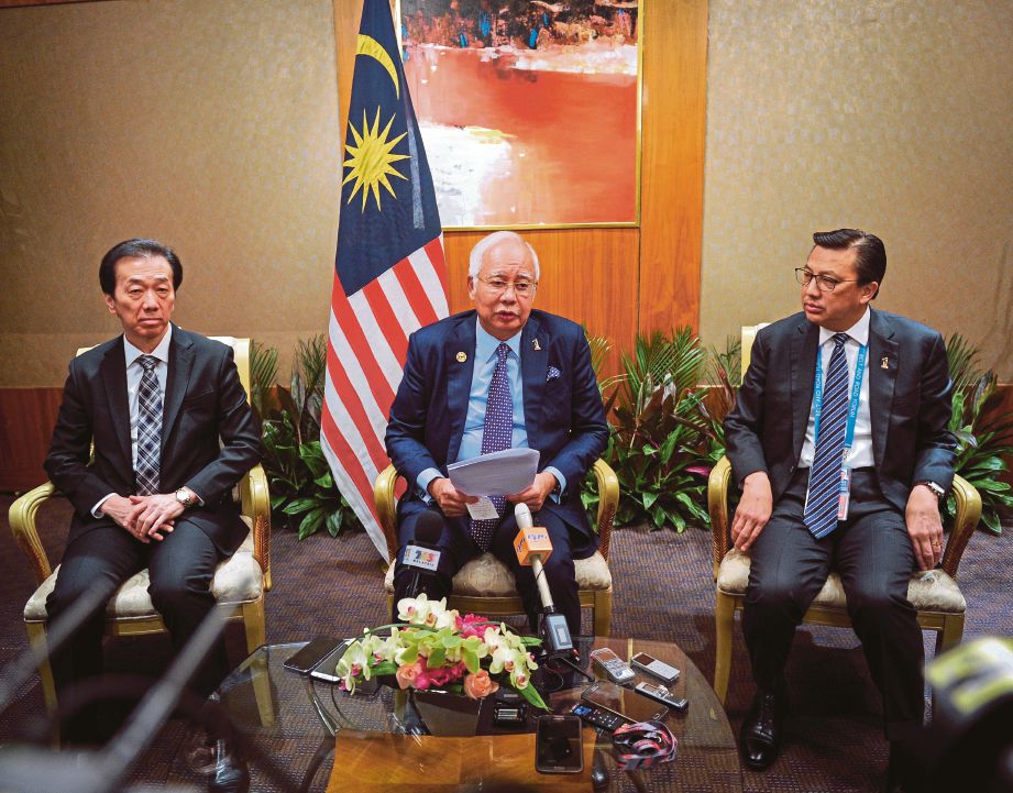  Najib  bercakap pada sidang media selepas  menyertai Forum Jalur dan Laluan untuk Kerjasama Ekonomi. Turut hadir Menteri Pengangkutan Datuk Seri Liow Tiong Lai (kanan) dan Wakil Khas Kerajaan Malaysia ke China Tan Sri Ong Ka Ting.