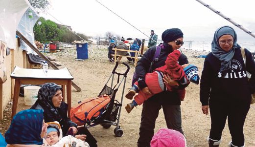 AZURA dan Zaleha ketika membantu aktiviti di kem pelarian Lesbos.