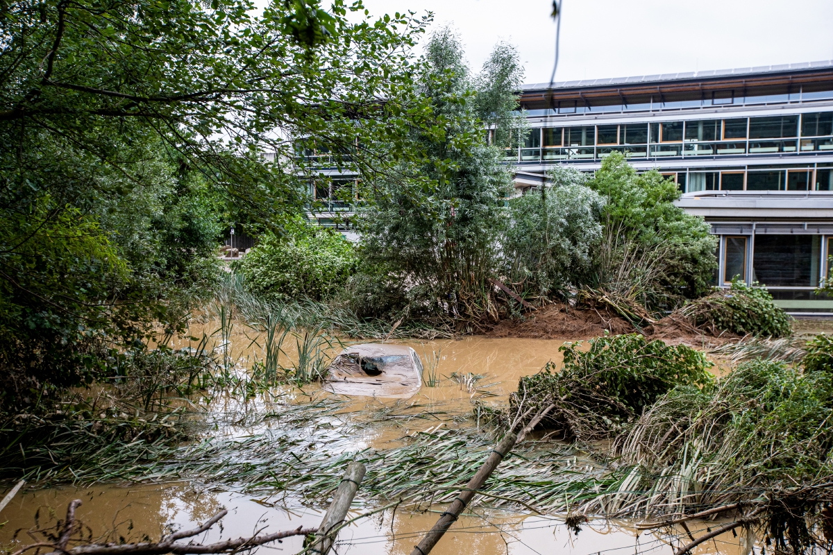 KERETA ditenggelami banjir di sebuah sekolah di Bad Neuenahr, Jerman. FOTO EPA 