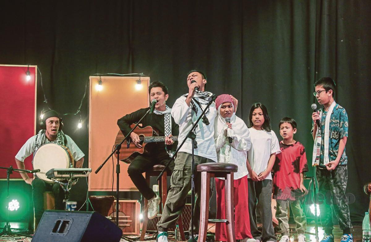FAIZAL turut diiringi anaknya menyanyi bersama di pentas. - FOTO Hazreen MOhamad