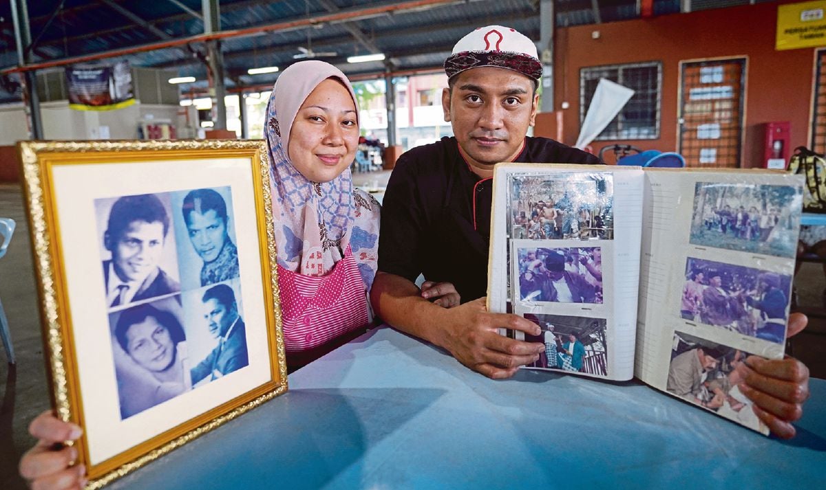 JASMIN dan suami, Mohd Osman menunjukkan foto kenangan Allahyarham Kuswadinata.