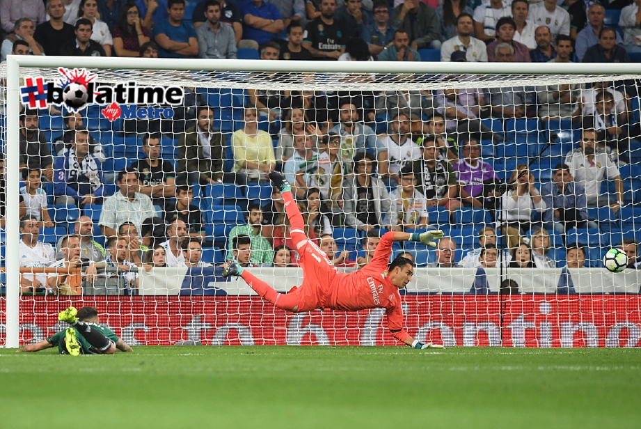 Sanabria (kiri) jaring gol tunggal perlawanan ketika menentang Real. -Foto AFP