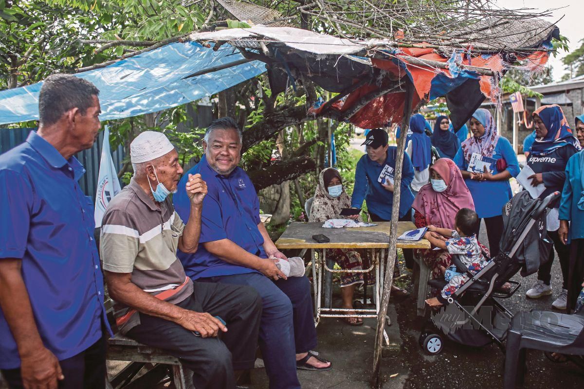 ROZABIL (tiga kiri) bermesra dengan penduduk setempat ketika melakukan tinjauan mesra di Kampung Kuala Sanglang, Perlis. FOTO LUQMAN HAKIM ZUBIR