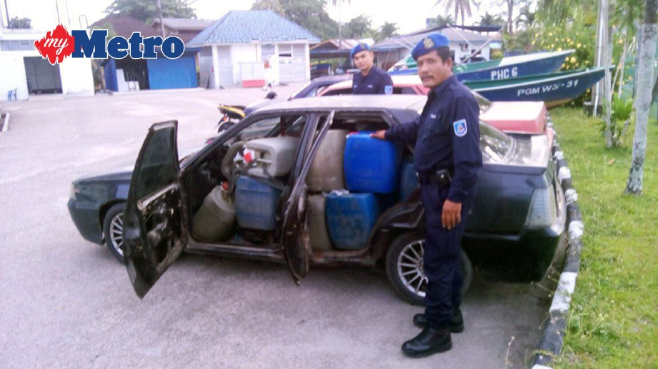Anggota PPM Pengkalan Kubor menunjukkan kereta yang dimuat diesel yang dipercayai untuk di seludup ke negara jiran, Thailand. FOTO ihsan PPM