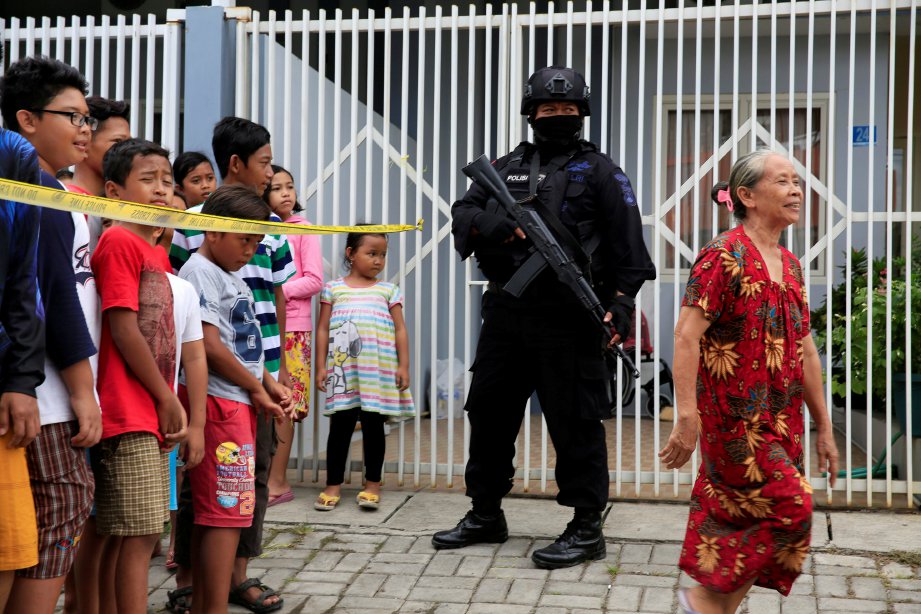 ANGGOTA polis mengawal ketat tempat kejadian. FOTO/AFP