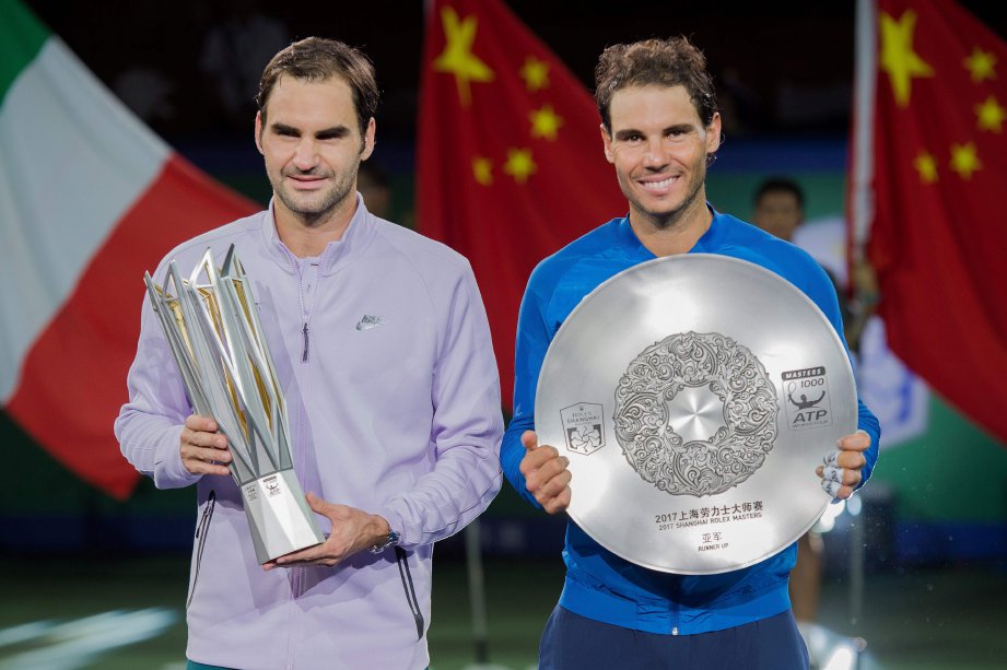 FEDERER (kiri) gembira dapat menewaskan Nadal dalam aksi Shanghai Masters. FOTO/AFP 