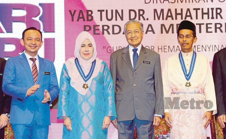 KENANGAN manis sepanjang hayat dua tokoh menerima anugerah yang disampaikan Dr Mahathir di Pusat Konvensyen Setia Spice, semalam.