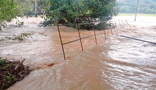 AIR sungai melimpah menyebabkan daerah Baling dilanda banjir.