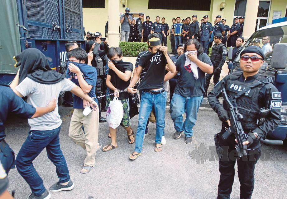  ANGGOTA polis mengiringi sebahagian daripada 19 tertuduh didakwa ahli kumpulan Geng Emi Keju keluar dari Mahkamah Selayang untuk dibawa ke Penjara Sungai Buloh sambil diperhatikan ahli keluarga masing masing. 