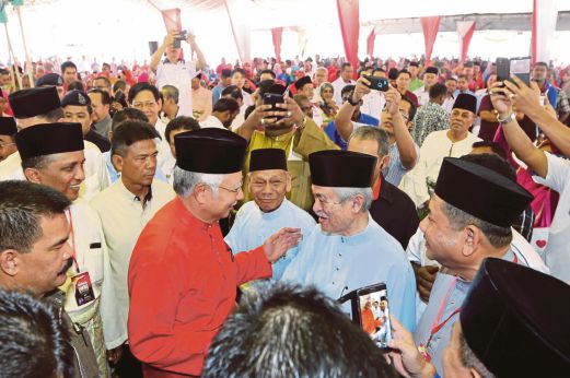 Najib bersalaman dengan Tun Abdullah ketika tiba merasmikan Mesyuarat Perwakilan UMNO Bahagian Kepala Batas di Insitut Latihan Perindustrian (ILP) Kepala Batas, semalam. 