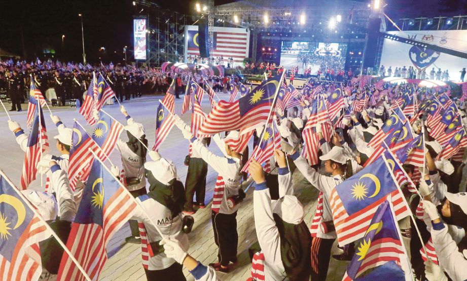  PESERTA membuat persembahan di  sambutan Hari Malaysia  di tapak Lapangan Terbang Lama, Bintulu, semalam.